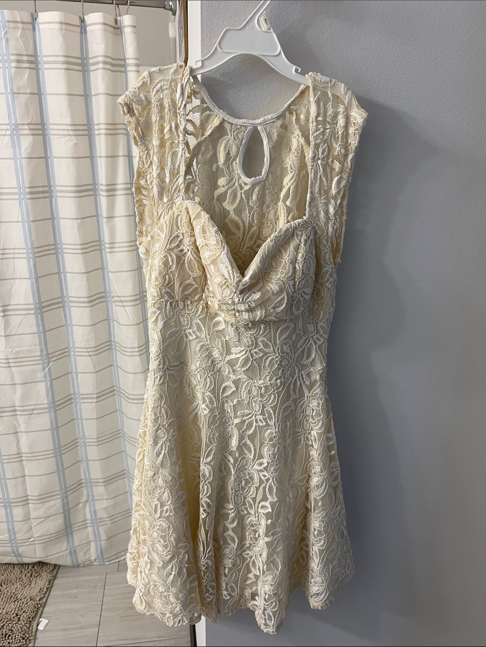 Elegant Cream Lace Cap-Sleeve Dress